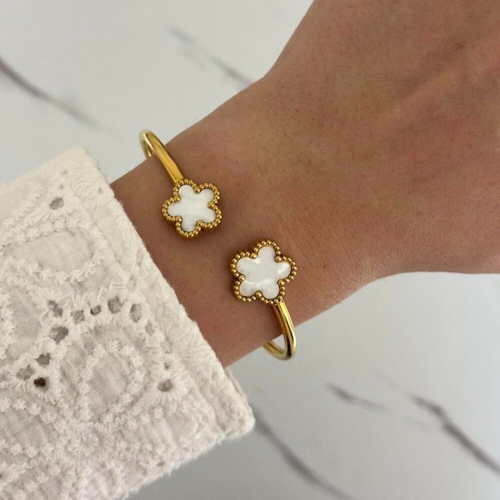 SKU:0256 gold bracelet white‎ pearl flowers material stainless steel + gift bag